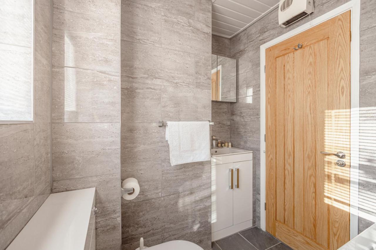 Luxury 2 Bed Room Lake View Apt Bowness Parking Buitenkant foto