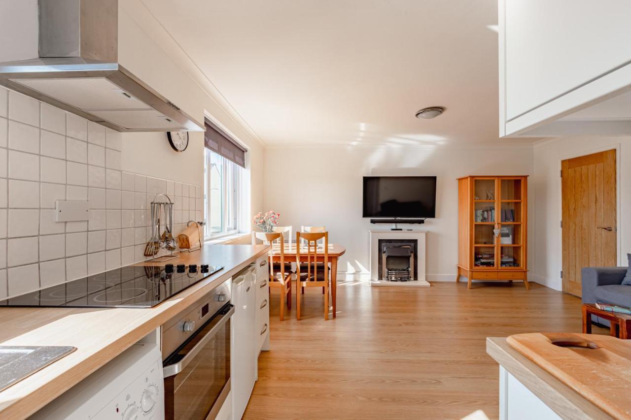 Luxury 2 Bed Room Lake View Apt Bowness Parking Buitenkant foto